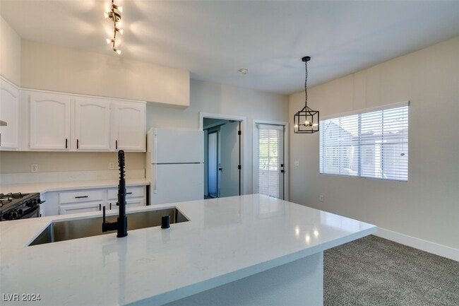 Building Photo - 3400 Cabana Dr