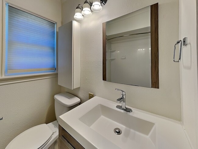 Building Photo - 6442 Bordeaux Ave