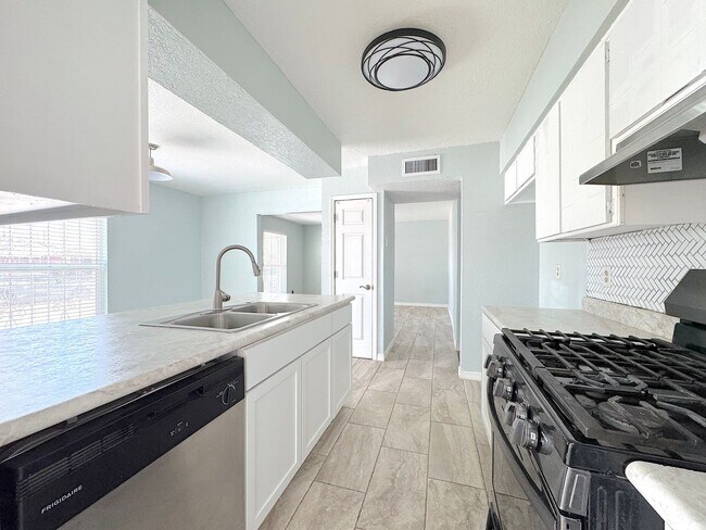 Building Photo - Northeast El Paso 4bed/3bath Refrig A/C w/...