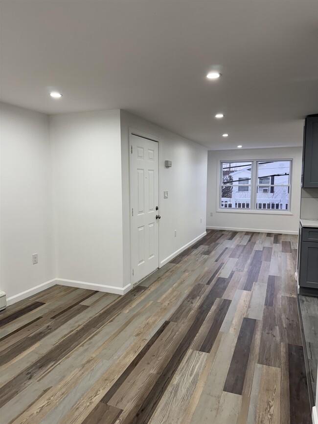 Building Photo - 360 Whiton St