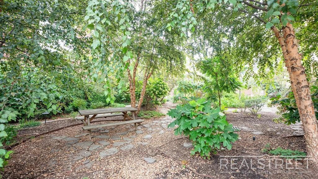 Building Photo - Modern 2 bedroom - Awesome design and architecture.