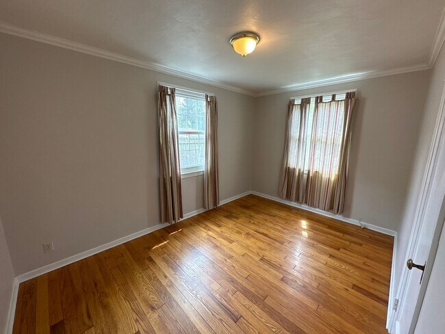 Building Photo - Worthington Colonial Hills with Attached Single Car Garage