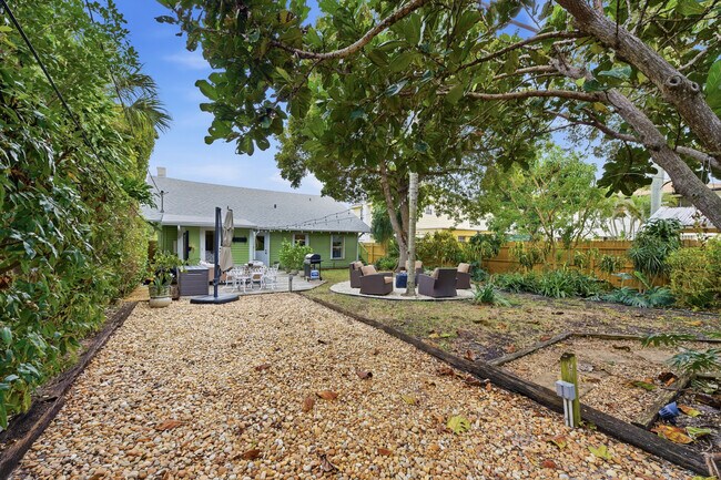 Building Photo - 117 S Palmway