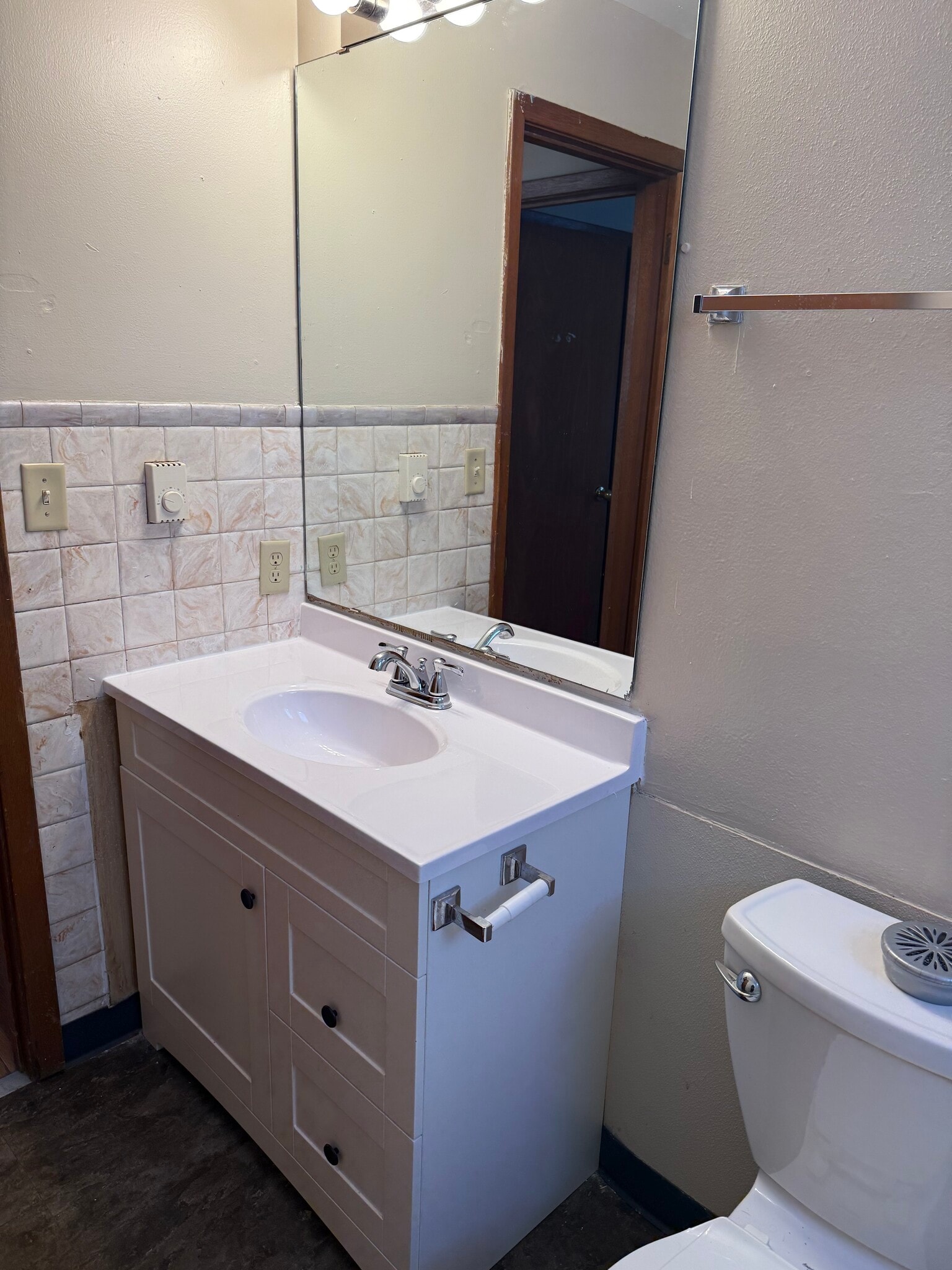 Building Photo - 1812 E 6th St