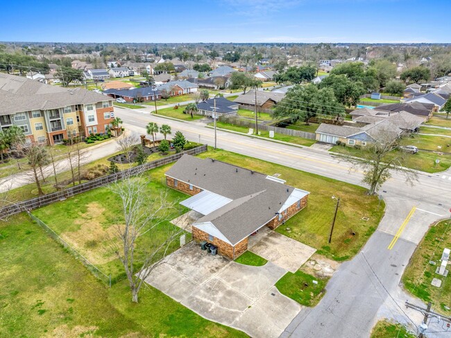 Building Photo - 1412 W McNeese St