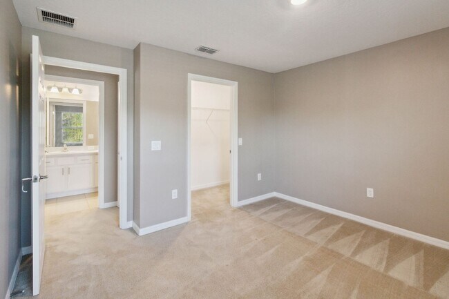 Building Photo - Like New 4/3 Townhome in Gated Community W/ Community Pool