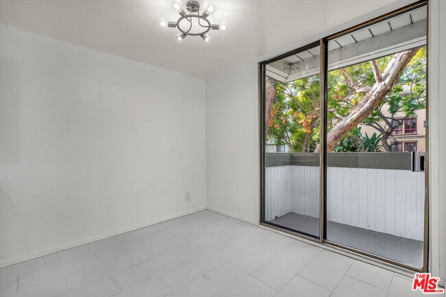 Building Photo - 406 N Oakhurst Dr