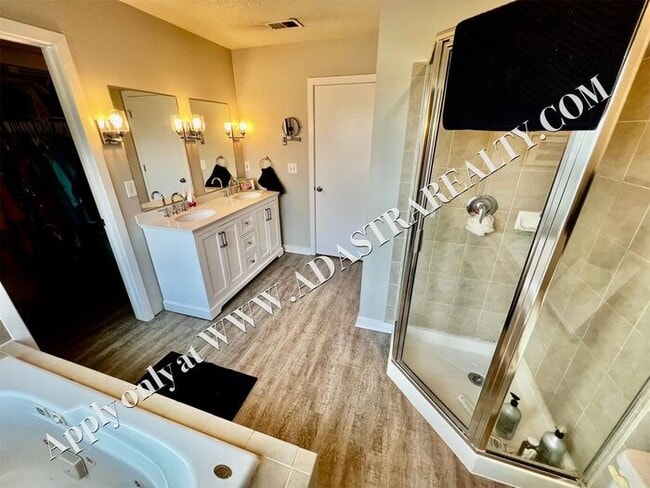 Building Photo - Beautiful 2 Bed 2.5 Bath Townhome Near The...