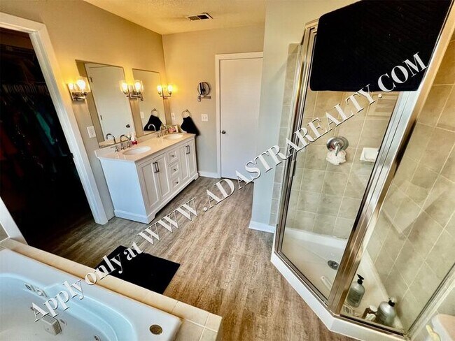 Building Photo - Beautiful 2 Bed 2.5 Bath Townhome Near The Plaza - Available NOW!!