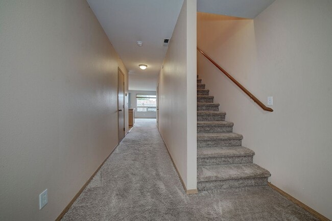 Building Photo - Spacious 3 bedroom townhome close to CK sc...