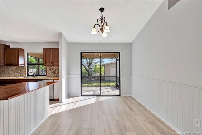 Building Photo - 252 NW Lincoln Ave