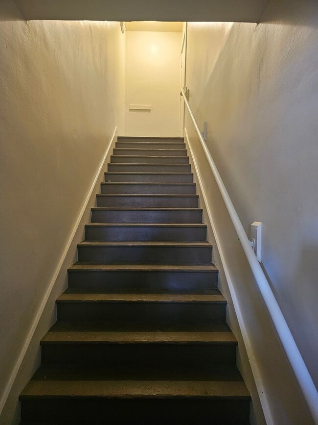 Building Photo - CUTE UPDATED APARTMENT IN DOWNTOWN SACRAMENTO!!