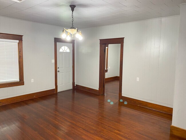 Building Photo - 324 S Benjamin St