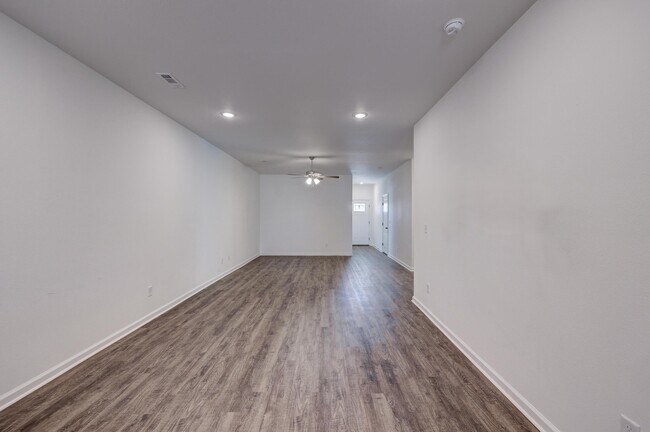 Building Photo - 707 Short Leaf Ln