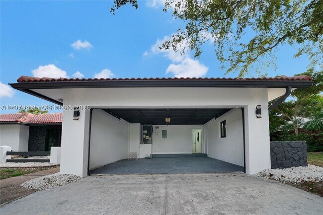 Building Photo - 3352 Lakeview Dr