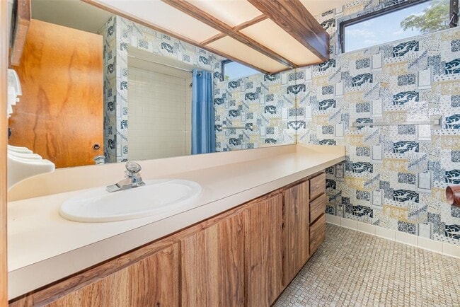 Building Photo - 2020 Venetian Way