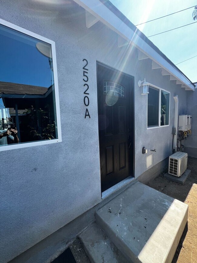 Primary Photo - 2516 E Anaheim St