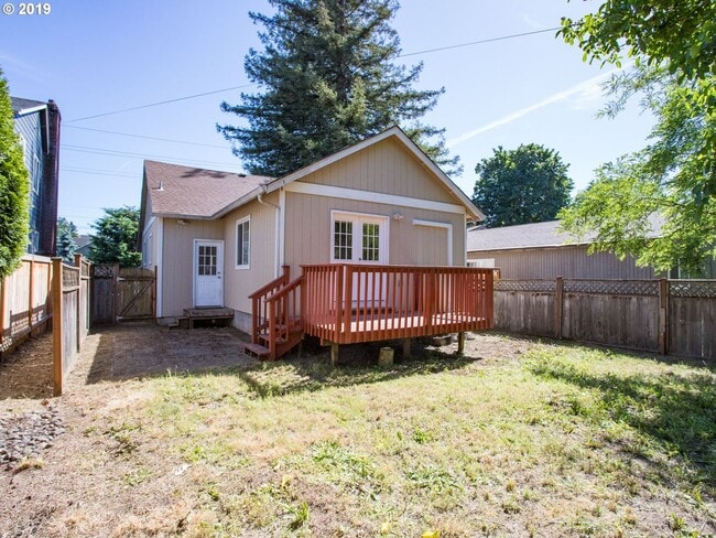 Building Photo - Great 2 Bed 2 Ba bungalow located in the P...