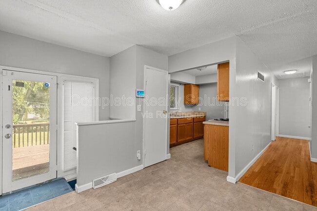 Building Photo - 10116 Crown Point Dr