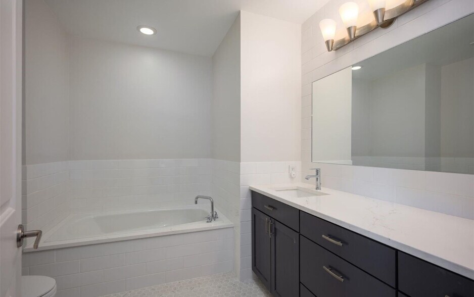 Building Photo - 2958 Syracuse St