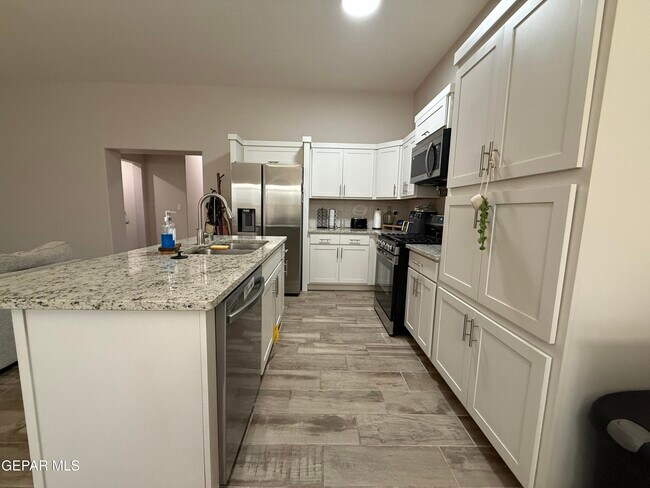 Building Photo - 13841 Paseo Central Ave