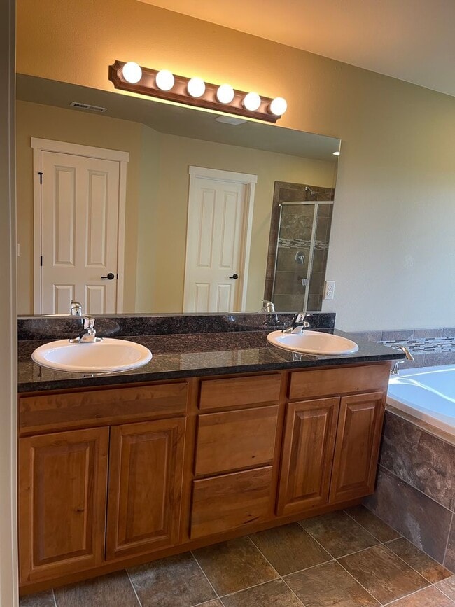 Building Photo - Beautiful 4 Bedroom in a small and exclusive neighborhood