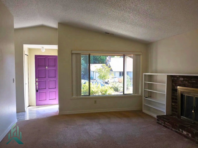 Building Photo - Charming 3 bedroom/1 bathroom Home