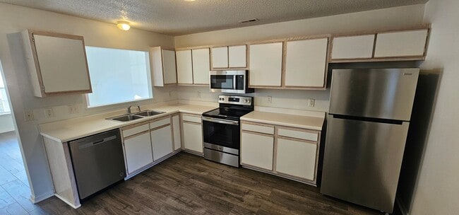 Building Photo - 204 Fairwood Ct