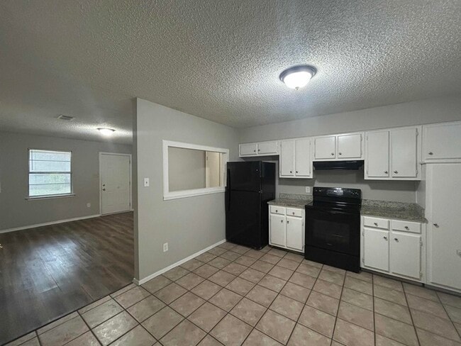 Building Photo - Limited Time Special Offer / 3 Bed/1.5 Bath Home with Carport / Pet-Friendly / Coming Soon!