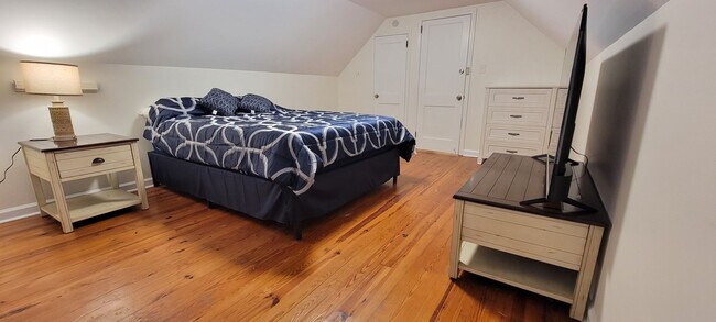 Building Photo - Walking distance to UD - Pending Applicati...