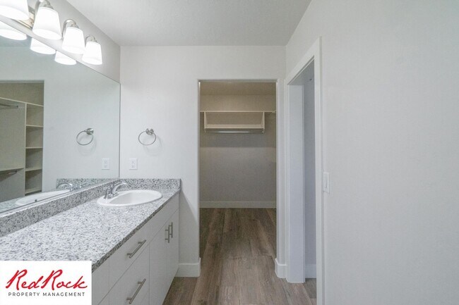 Building Photo - Pet friendly 3 Bedroom Townhome in Washington!