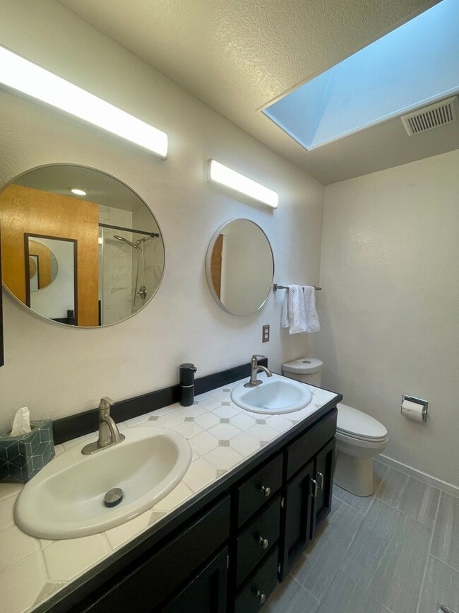 Building Photo - 4 bedroom, 2.5 Bath House in Mukilteo, $3995 per month