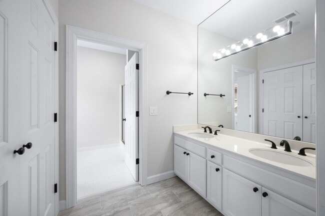 Building Photo - Charming 2BR/2BA condo in Green Hills!