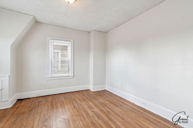 Building Photo - Stunning 3 Bedroom 1 Bath Colonial - Detroit