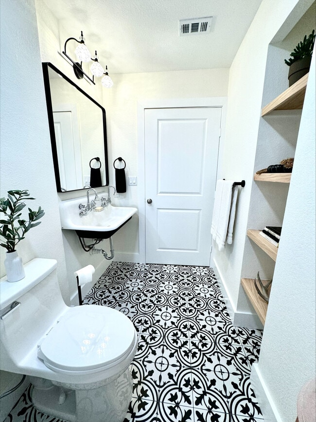 Building Photo - 513 Santa Clara Rd