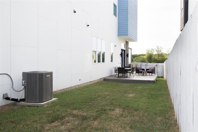 Building Photo - 6113 Sendero Hills Pkwy