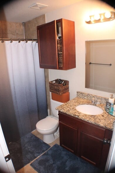 Bathroom - 4923 Flipper Dr