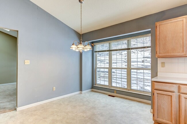 Building Photo - SPACIOUS 3 BEDROOM 2 BATH W/2 CAR GARAGE