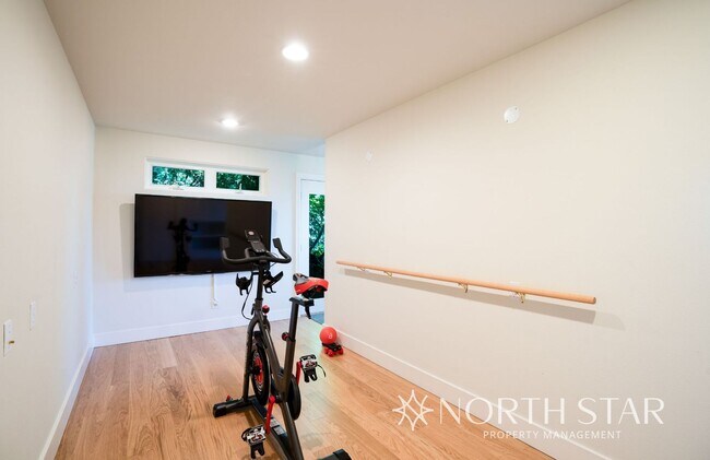 Building Photo - Stunning Views Close in NW Portland