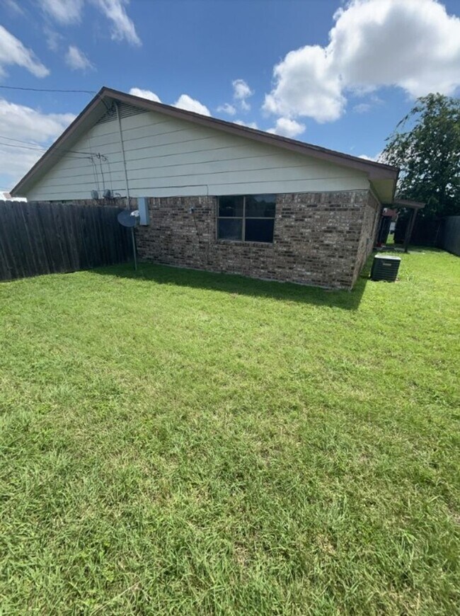 Building Photo - 1601 Windward Dr