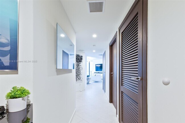 Building Photo - 1000 Brickell Plaza