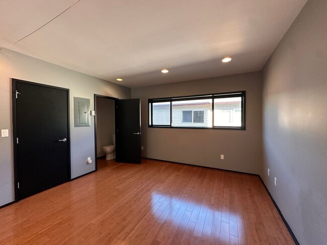 Building Photo - Modern Townhome in Georgetown!  Available ...