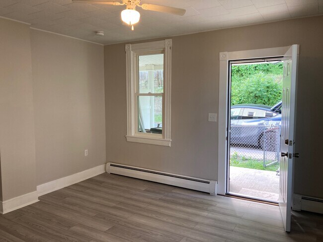 Building Photo - 101 Knobley St