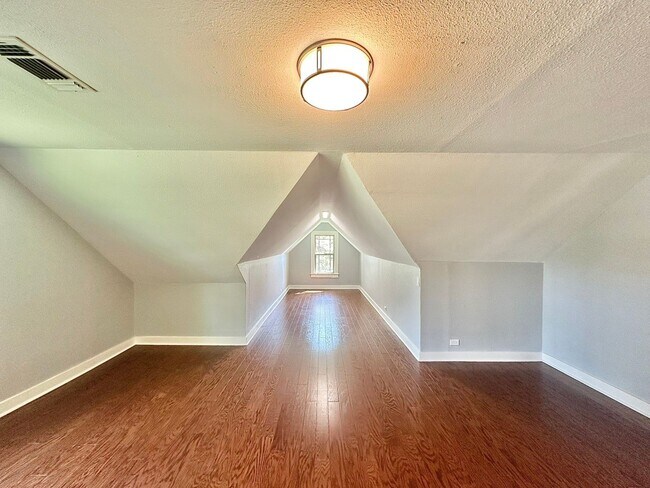 Building Photo - Spacious 4 Bedroom in the Heart of Tyler! Available Now!