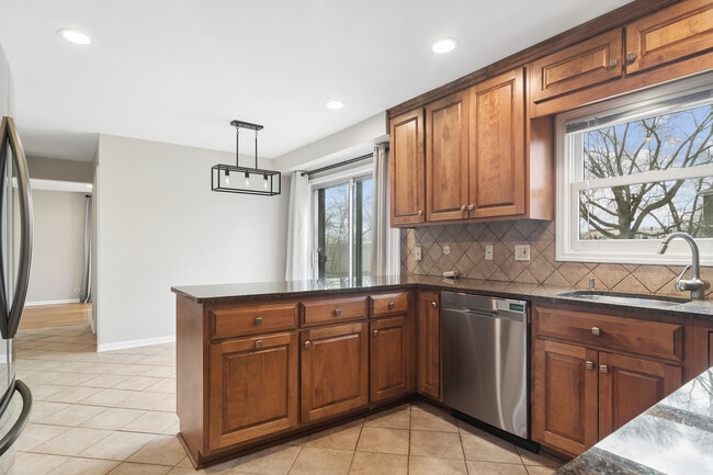 Building Photo - 10 Fairview Ave