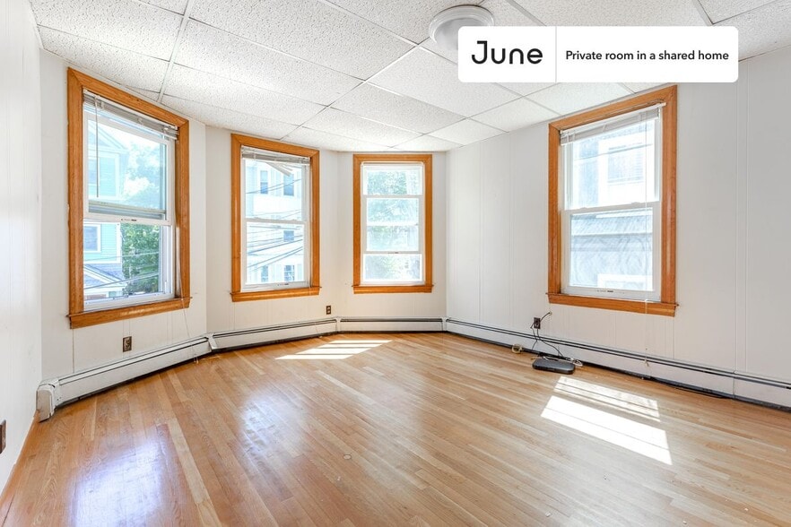 Building Photo - Room in Shared 5 bed/1 bath home