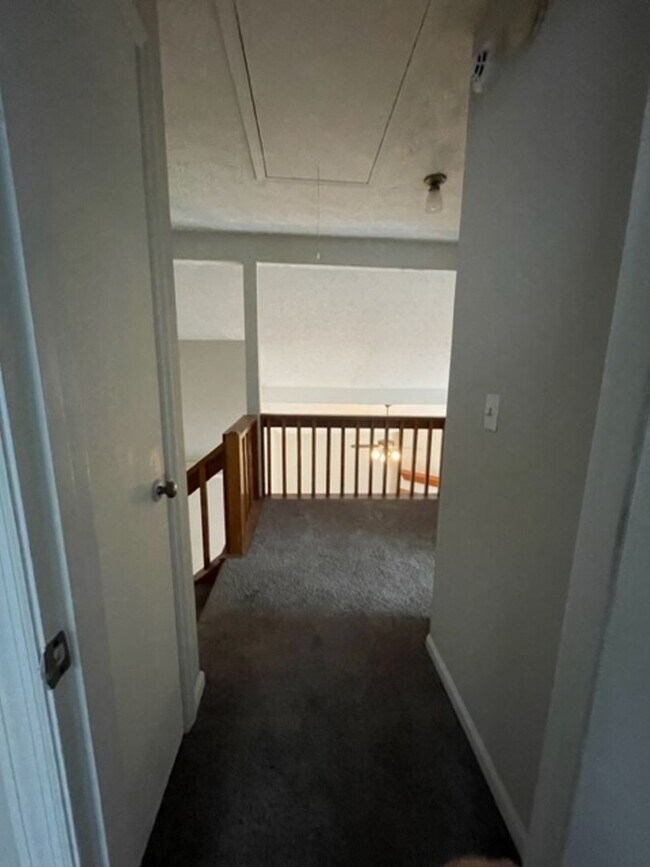 Building Photo - 3 Bedroom Home Available !