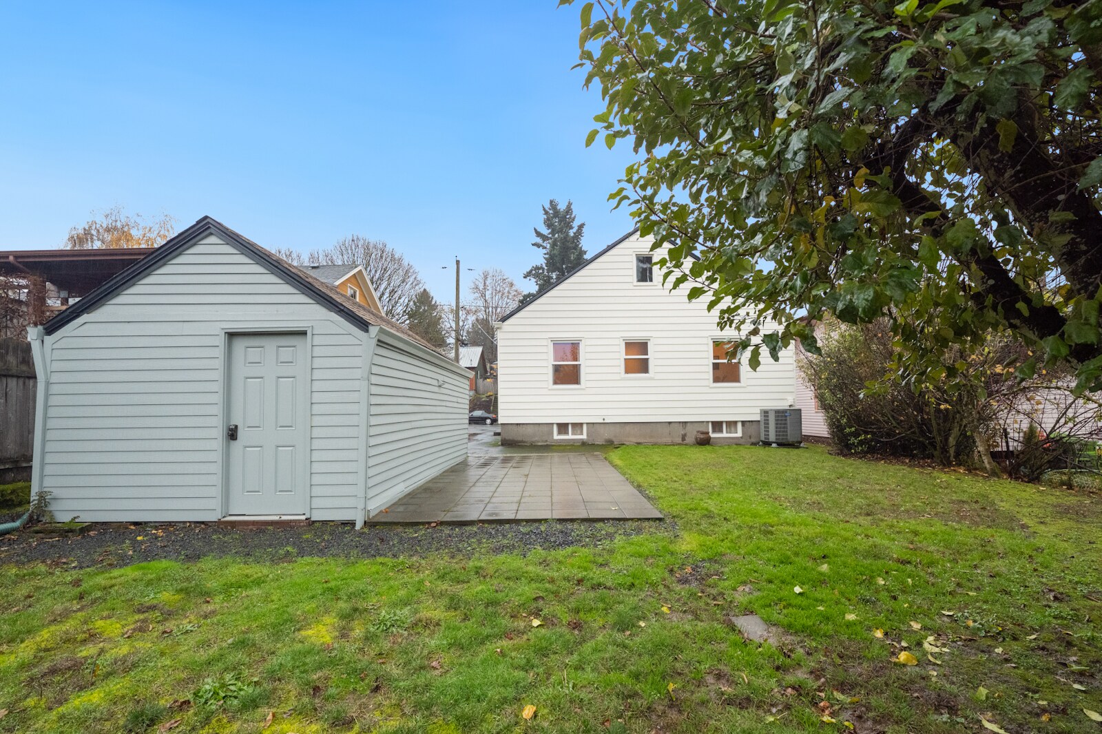 Building Photo - 2323 SE Pine St