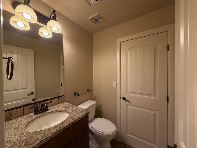 Building Photo - CHARMING TOWNHOME FOR RENT IN ST. GEORGE!