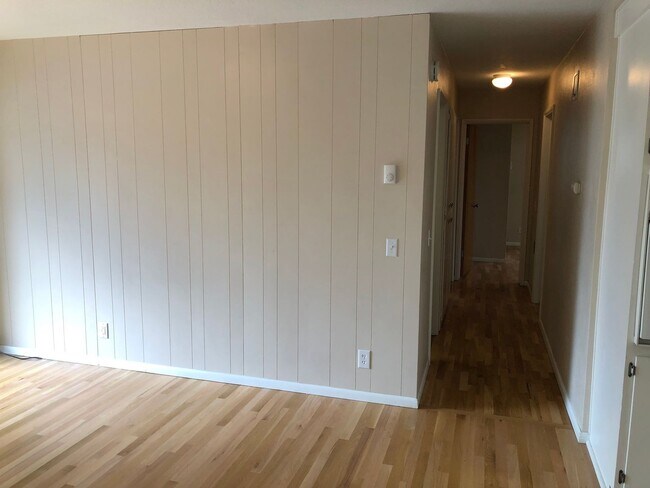 Building Photo - Updated 3 bedroom 1 1/2 bath home in a gre...